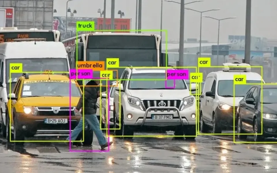 交通事件检测雷达多目标跟踪与异常事件识别示意图